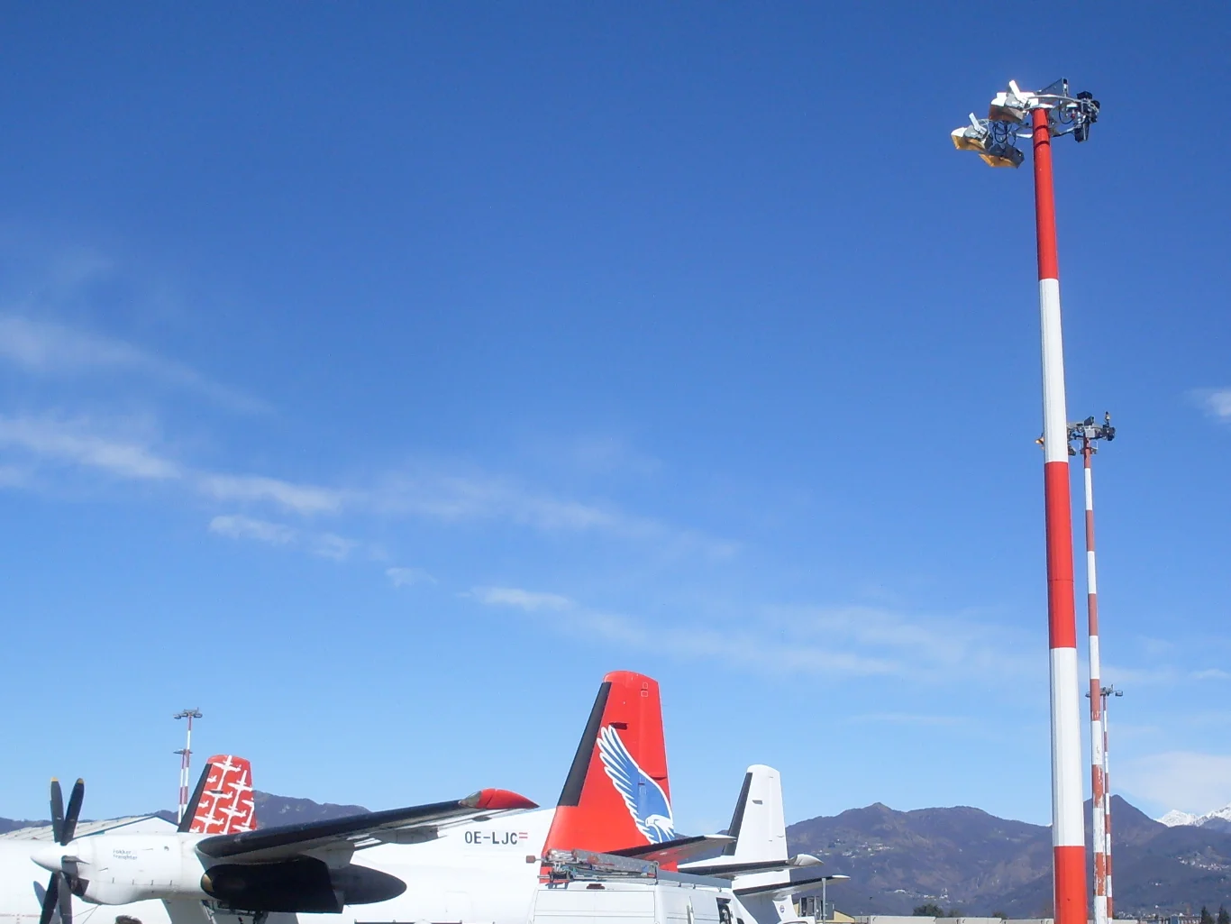 Torre faro per aeroporto con verniciatura ad alta visibilità