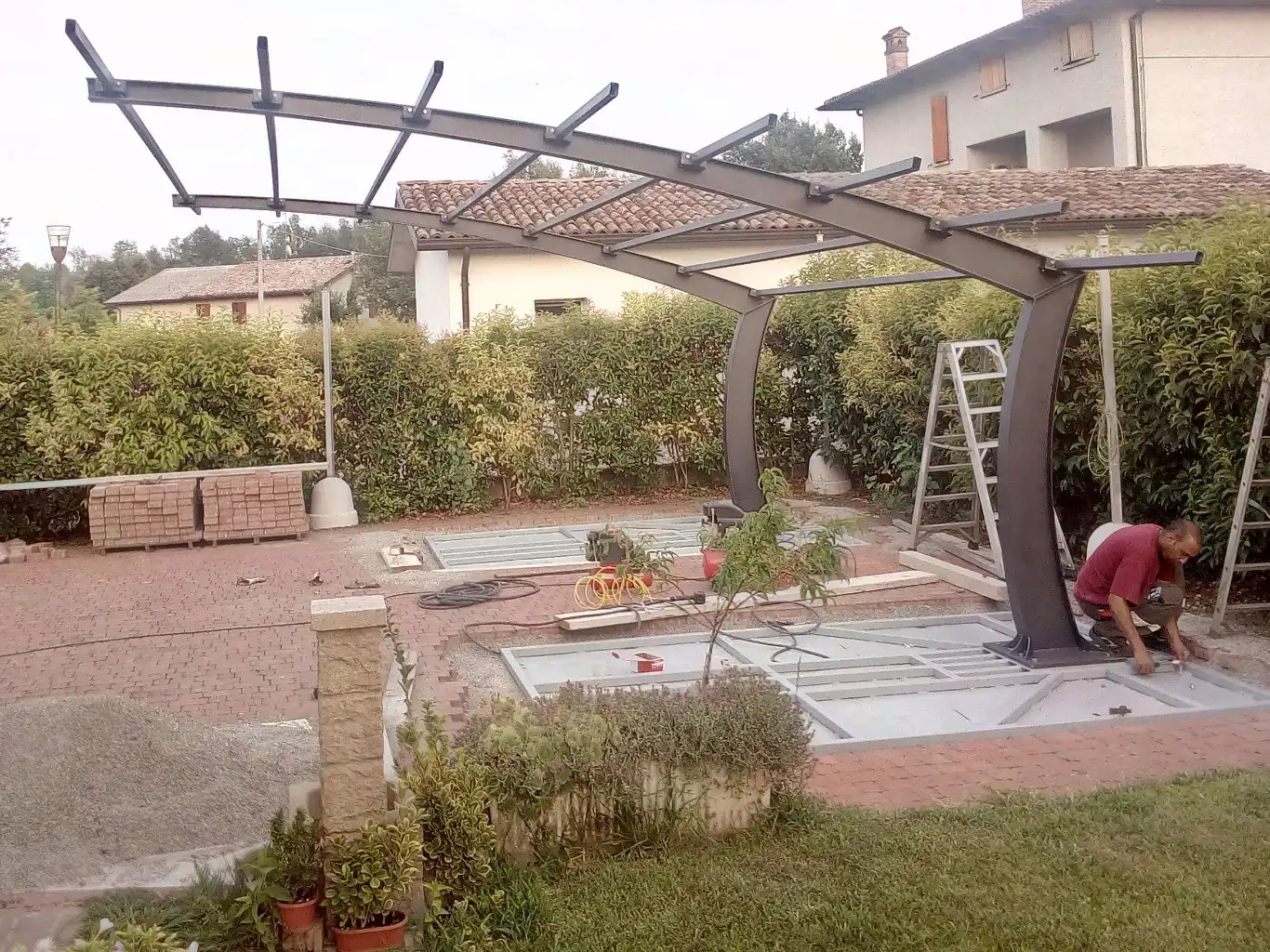 Pergola moderna in acciaio realizzata su misura per uno spazio residenziale