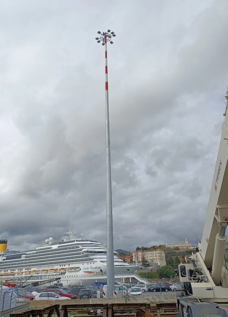 Torre faro portuale con corona mobile e segnaletica aeronautica integrata